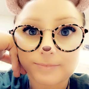 Meet your Posher, Larissa